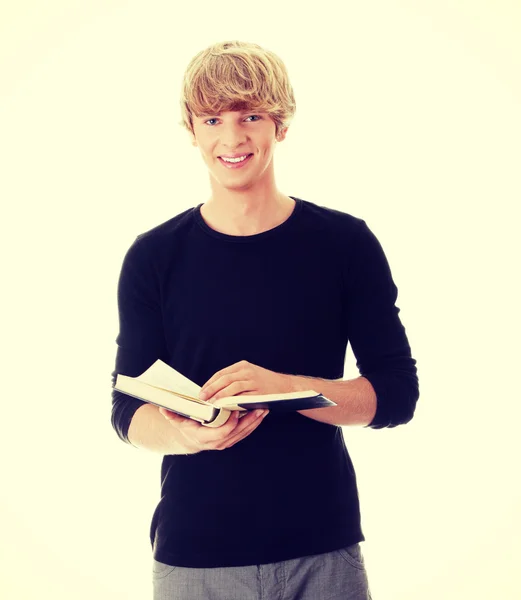 Adolescente hombre leyendo libro — Foto de Stock