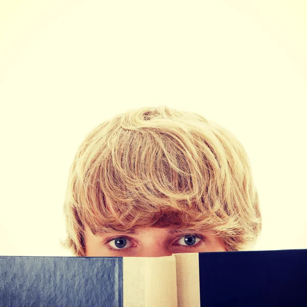 Adolescente hombre leyendo libro — Foto de Stock