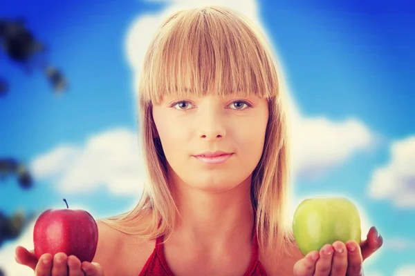 Femme aux pommes rouges et vertes — Photo