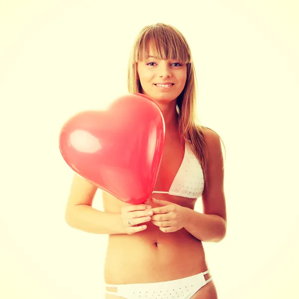 Femme en bikini avec ballon en forme de coeur — Photo