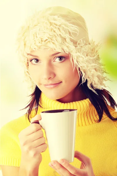 Wintermädchen mit heißer Tasse — Stockfoto