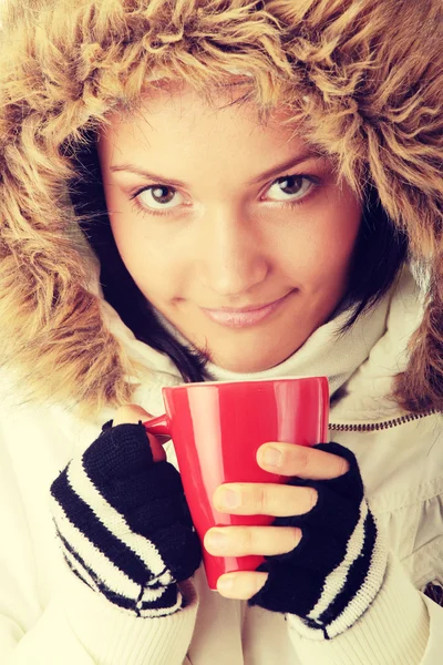 Wintermädchen mit heißer Tasse — Stockfoto