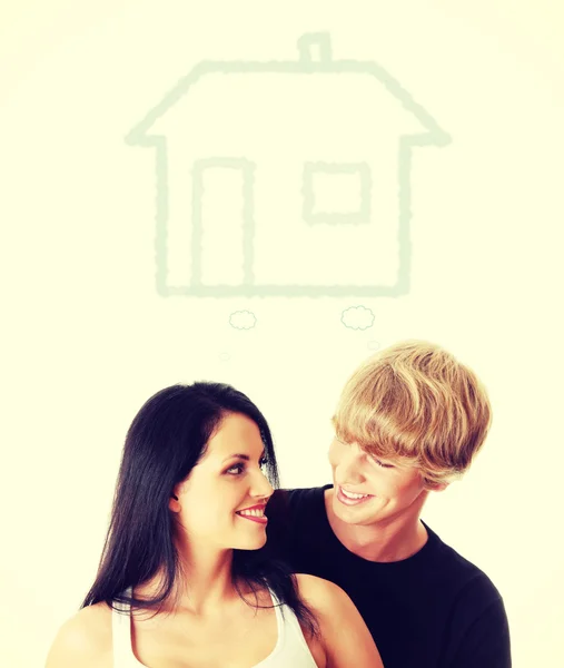 Felice giovane coppia sognando la loro nuova casa — Foto Stock