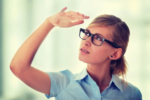 Frau schaut auf — Stockfoto