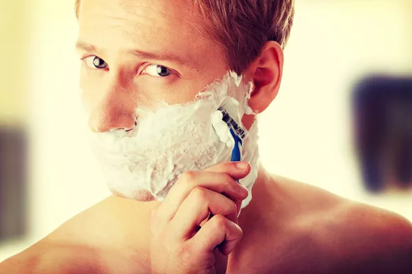 Man shaving hissel — Stock Photo, Image