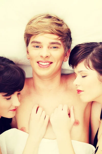 Man lying with two girls — Stock Photo, Image