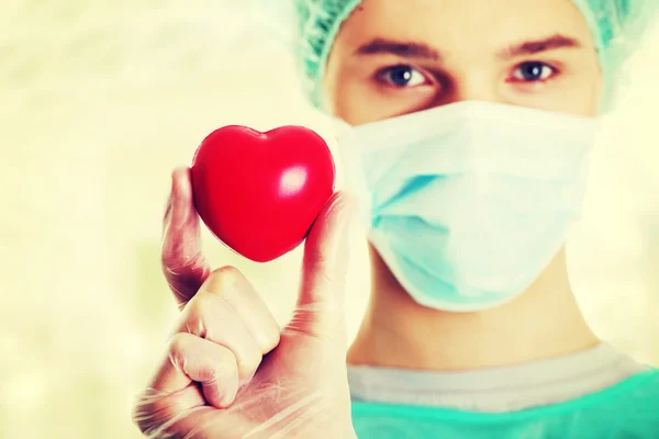 Läkaren håller hjärta form leksak — 图库照片