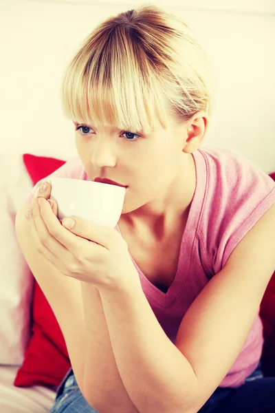 Junge schöne Frau trinkt — Stockfoto