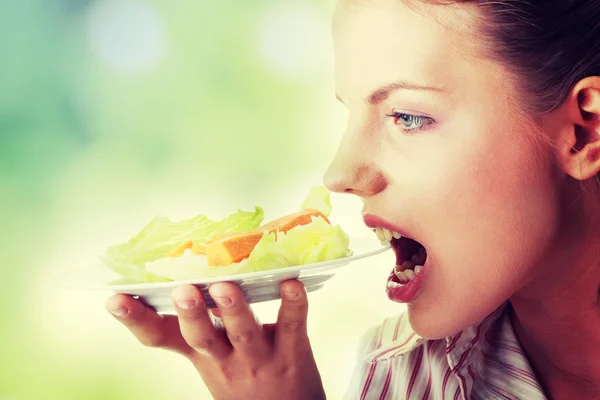 Menina comendo salada — Fotografia de Stock