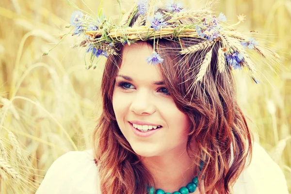 Beautiful young girl in summer field — Stock Photo, Image