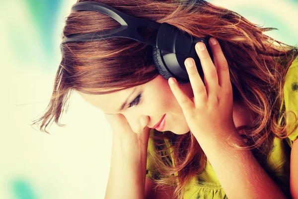 Hermosa adolescente escuchando música — Foto de Stock