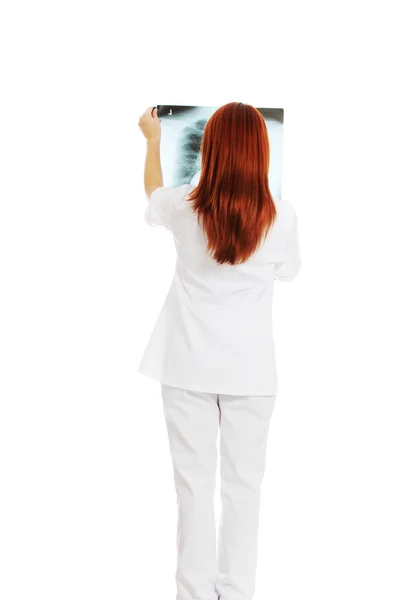 Médica ou enfermeira olhando para a foto radiografia — Fotografia de Stock