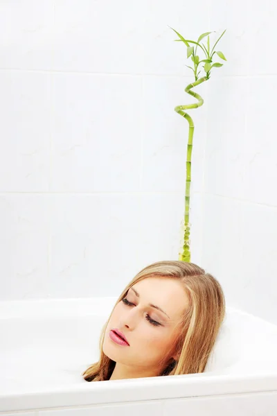 Kobieta biorąca kąpiel. — Zdjęcie stockowe
