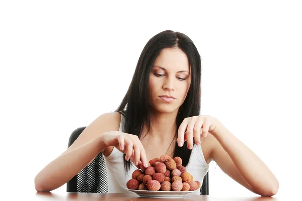 Comer frutos de litchi — Fotografia de Stock