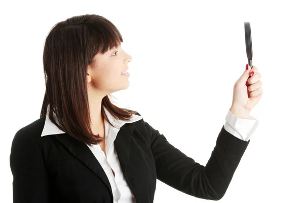 Frau schaut in ein Vergrößerungsglas — Stockfoto