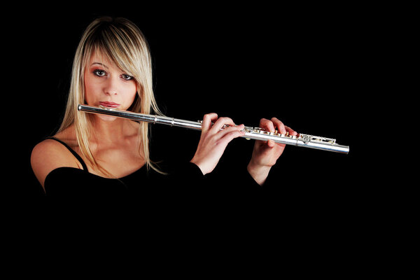 женщина играет на поперечной флейте