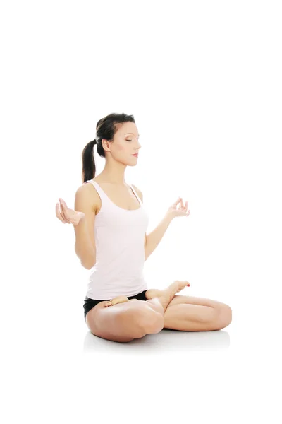 Młoda kobieta ćwiczenia jogi — Zdjęcie stockowe