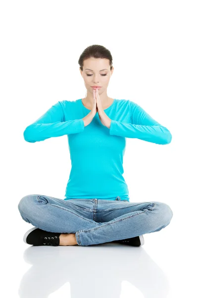 Estudiante meditando en pose de loto . — Foto de Stock