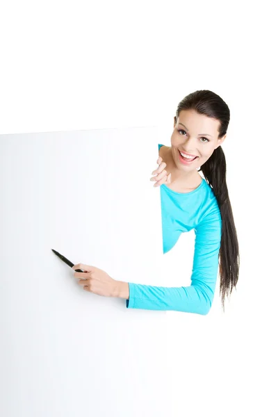 Mujer escribiendo en tablero en blanco . — Foto de Stock