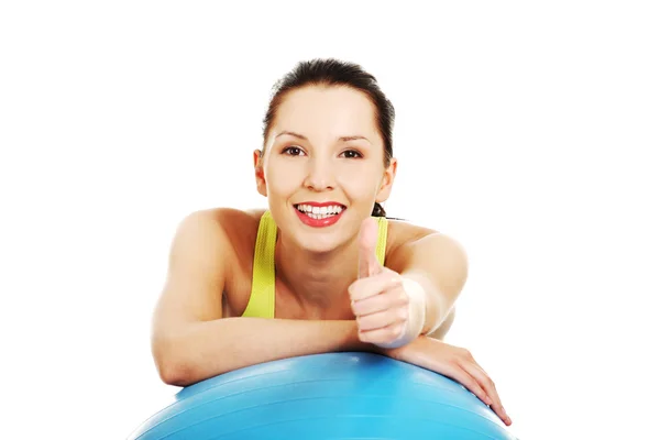 Mujer con pelota de fitness — Foto de Stock