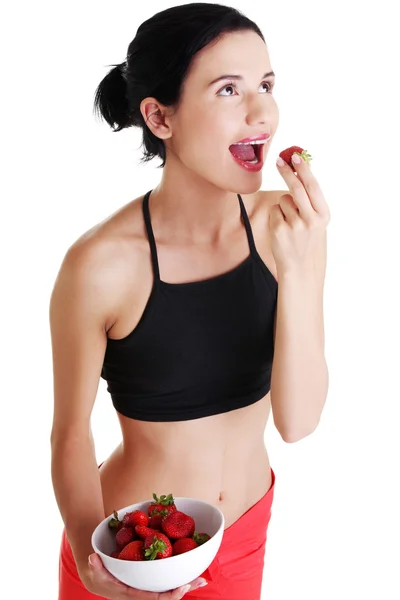 Frau isst Früchte — Stockfoto