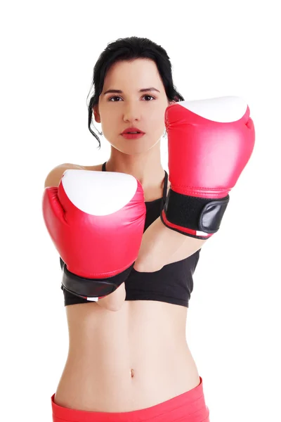 Boxeo mujer fitness usando guantes rojos . — Foto de Stock