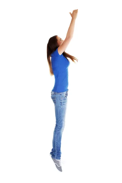 Mädchen springt beim Versuch zu fangen — Stockfoto