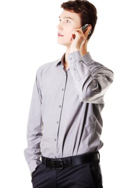 İş adamı cep telefonundan arıyor.