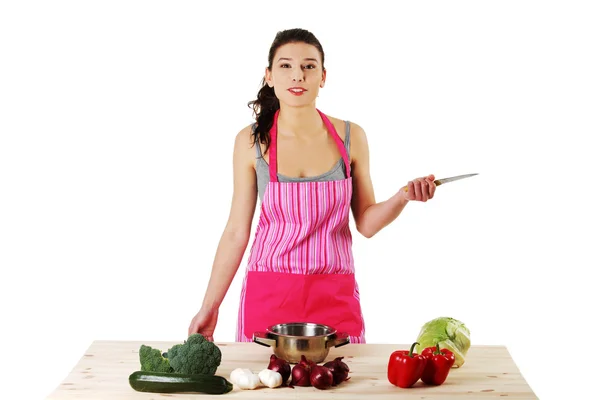 Wanita muda memasak makanan sehat dalam pot — Stok Foto