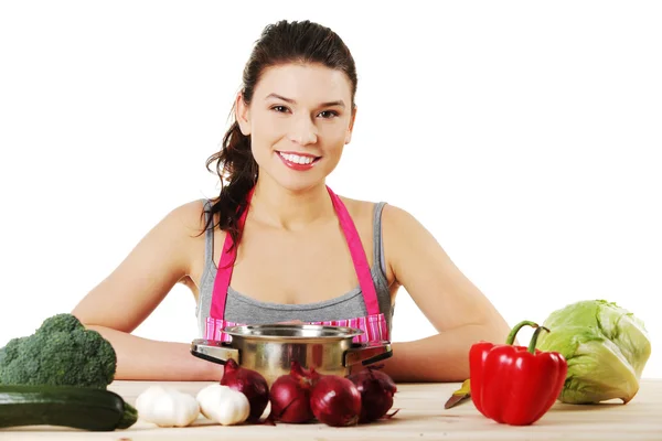 Mujer joven cocinando comida saludable en olla — Foto de Stock