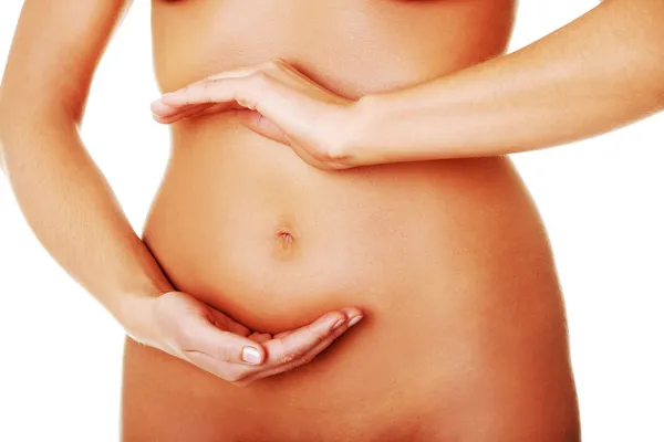 Adatto ventre giovane donna con mano su di esso — Foto Stock