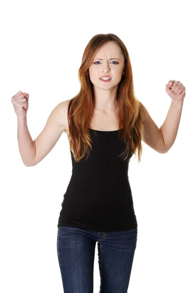 Frustrierte und wütende Frau mit erhobenen Fäusten — Stockfoto