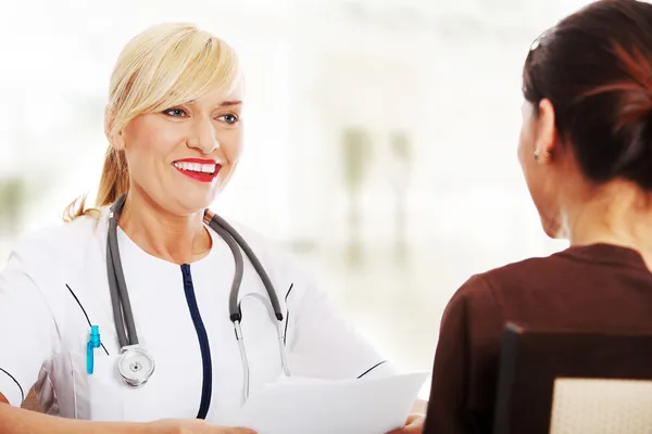Doctor talking with patient. — Stock Photo, Image