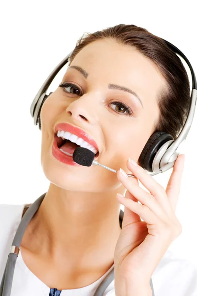 Mujer doctor usando auriculares . — Foto de Stock