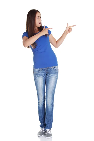 Mujer joven señalando — Foto de Stock