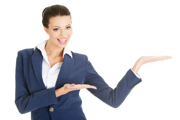 Businesswoman mostrando spazio copia sul palmo della mano — Foto Stock