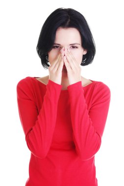 Sinüs basıncı ağrısı olan genç bir kadın.