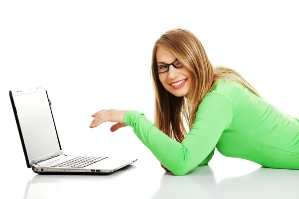 Жінка працює на ноутбуці — стокове фото