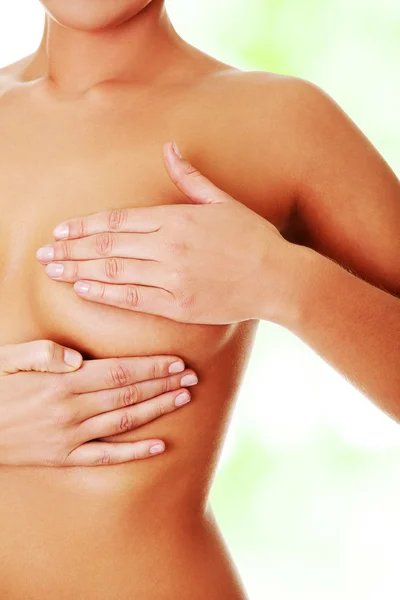 Kobieta bada piersi — Zdjęcie stockowe