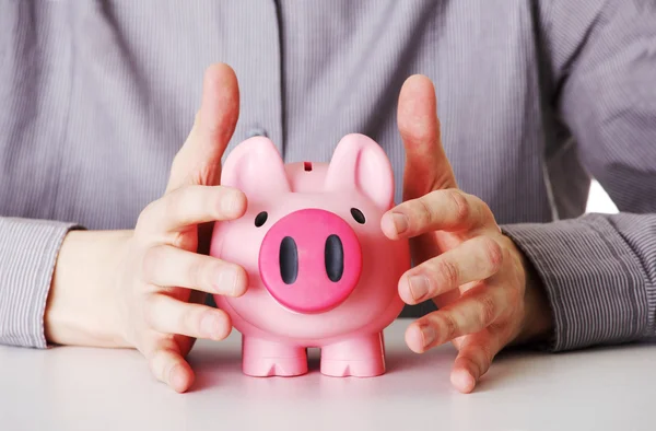Zakenman bescherming piggy bank — Stockfoto