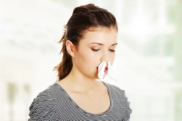 Vrouw met weefsel in de neus — Stockfoto