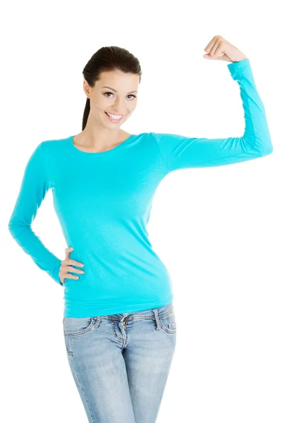 Ung kvinna visar sina biceps. — Stockfoto