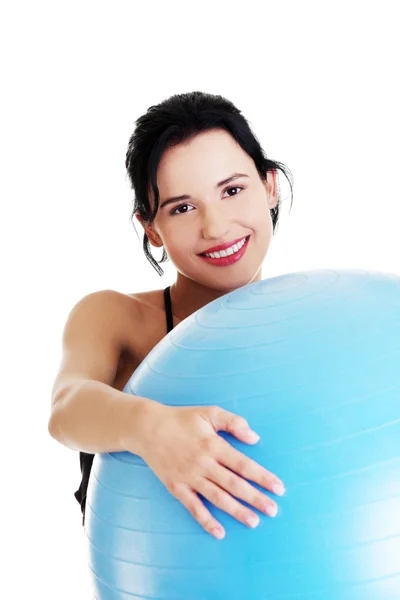 Femme avec pilates ballon d'exercice . — Photo