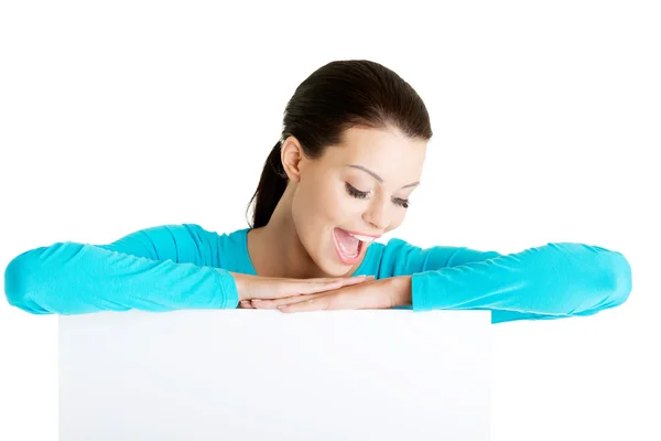 Retrato joven feliz mujer con tablero en blanco — Foto de Stock