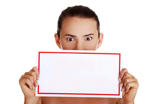 Mulher segurando placa em branco — Fotografia de Stock