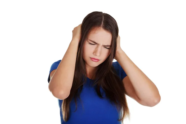 Frau hält sich die Ohren zu — Stockfoto