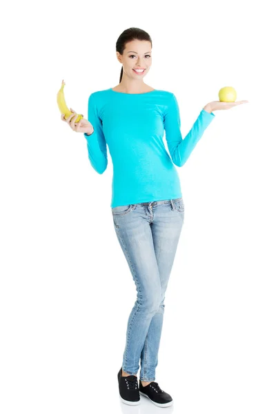 Joven feliz hermosa mujer sosteniendo frutas frescas . — Foto de Stock