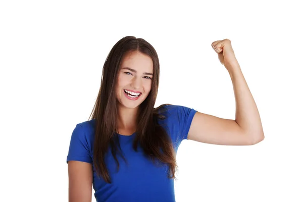 Žena ukazující její biceps — Stock fotografie