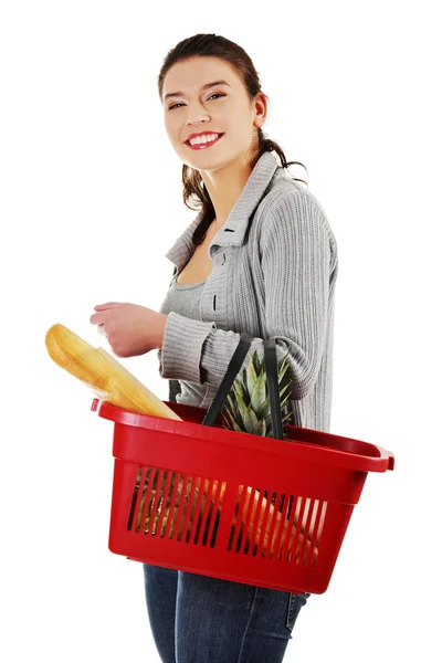 Gelukkige vrouw met winkelmandje — Stockfoto