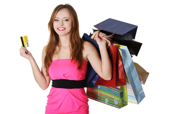 Kobieta z torby na zakupy posiadania karty kredytowej — Zdjęcie stockowe